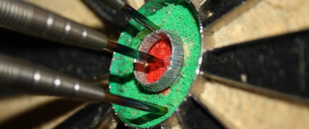 Pile i dartskivens bullseye symboliserer præcision og fokus i jobsøgning.