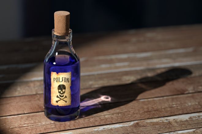 Lille flaske med lilla væske og et "Poison" mærkat, der symboliserer en giftig medarbejder.