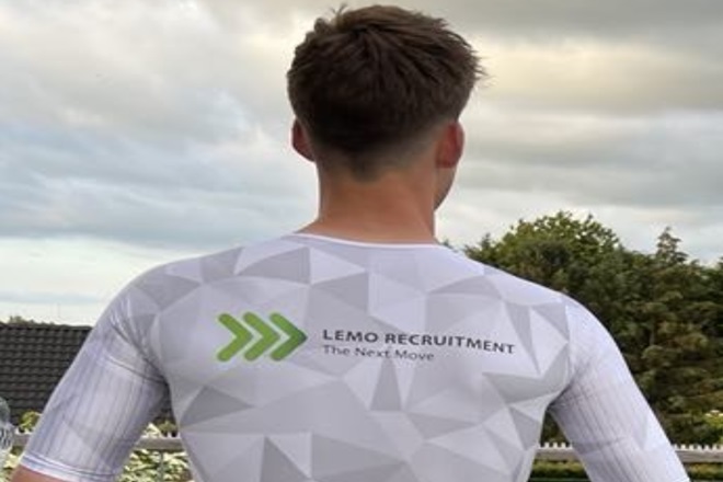 Mand i løbetrøje med Lemo Recruitment logo på ryggen, klar til The Next Move.