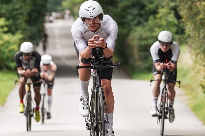 Martin Nonbo Jeppesen cykler under CPH Ironman med fokus og beslutsomhed.