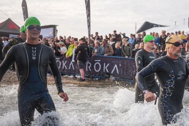 Martin Nonbo Jeppesen og andre atleter kommer op af vandet under CPH Ironman.